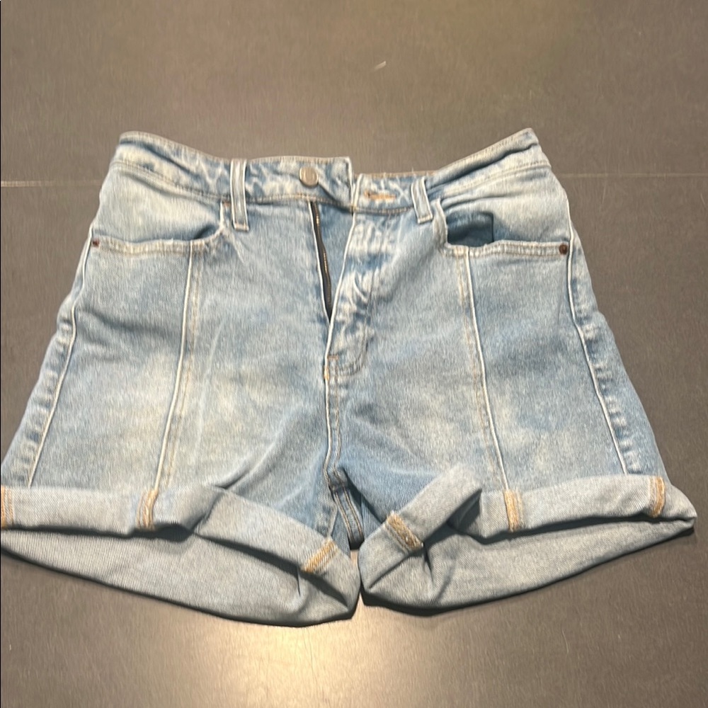 Vintage Cello bluejeaned/stonewashed women’s jean shorts - size Medium